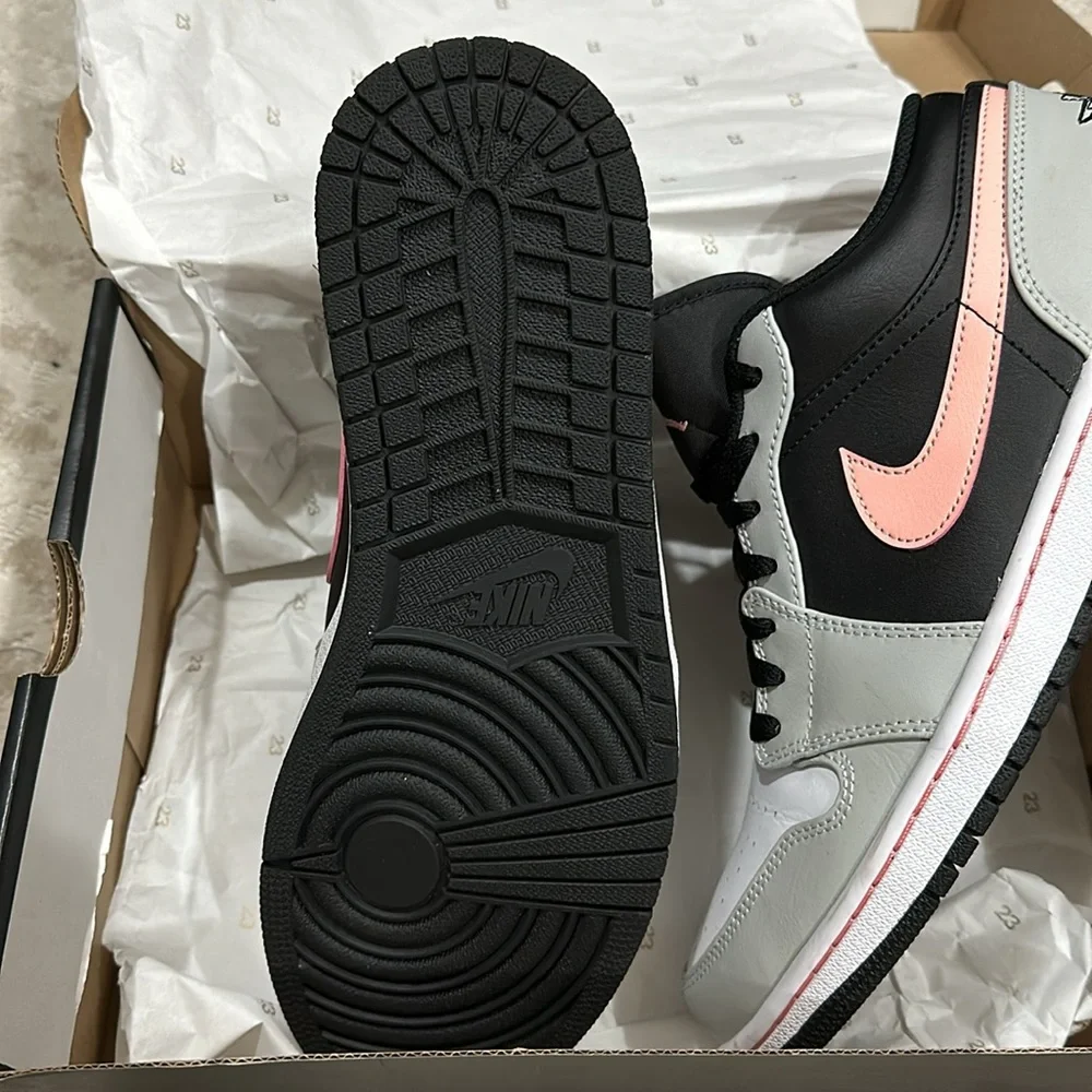 Air Jordan 1 Low- M 11 - worn inside once! No flaws. Black, grey, pink, white - Picture 6 of 12